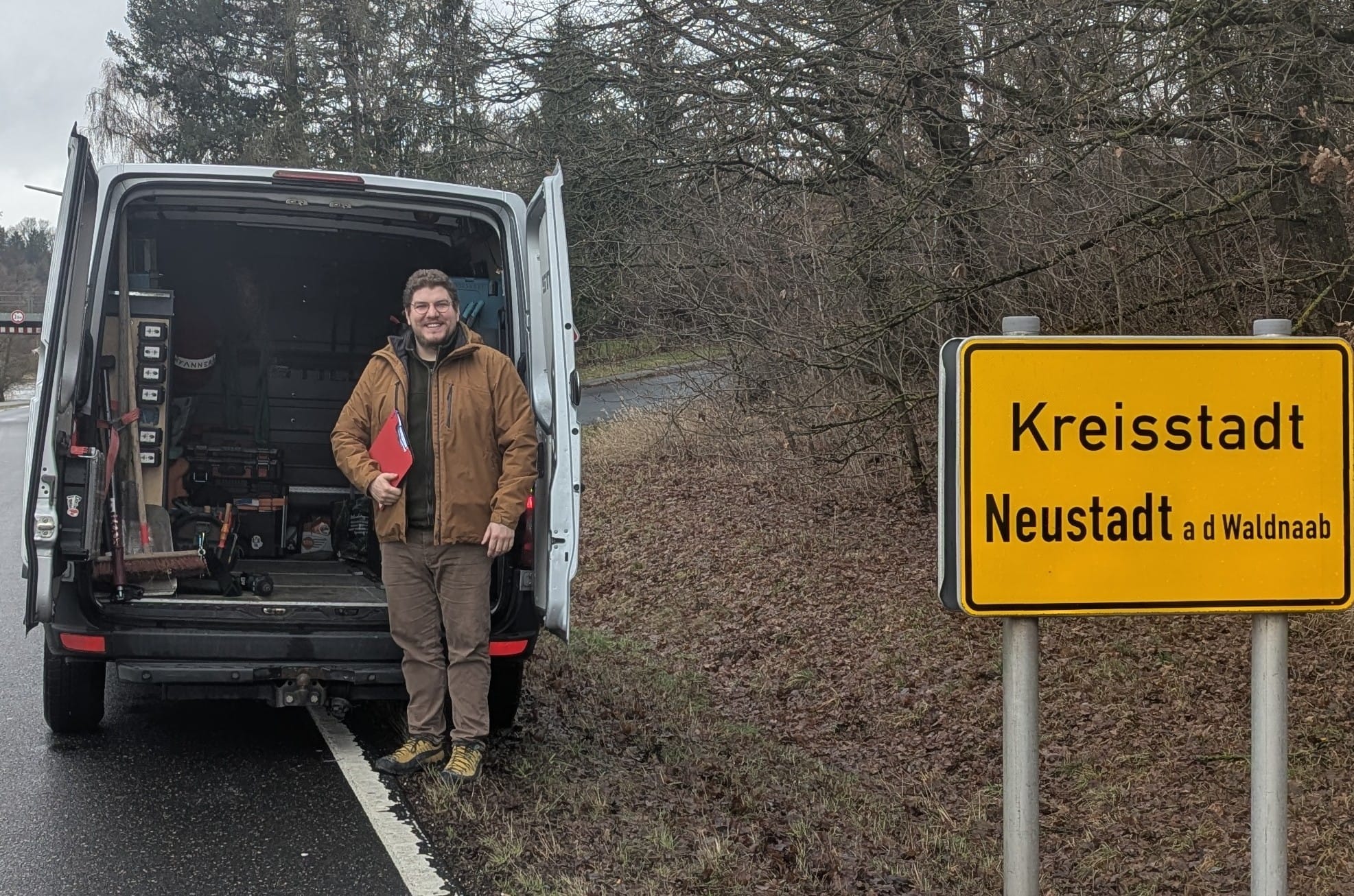Handwerker beim Arbeiten an einer Tür